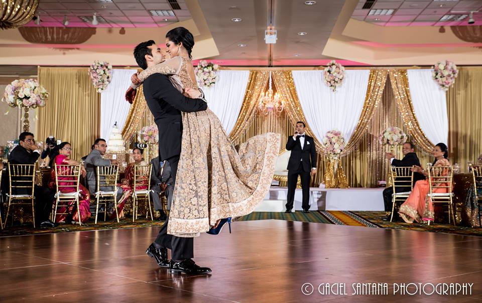 WEDDING CHAIRS: CHIAVARI VS. BANQUET
